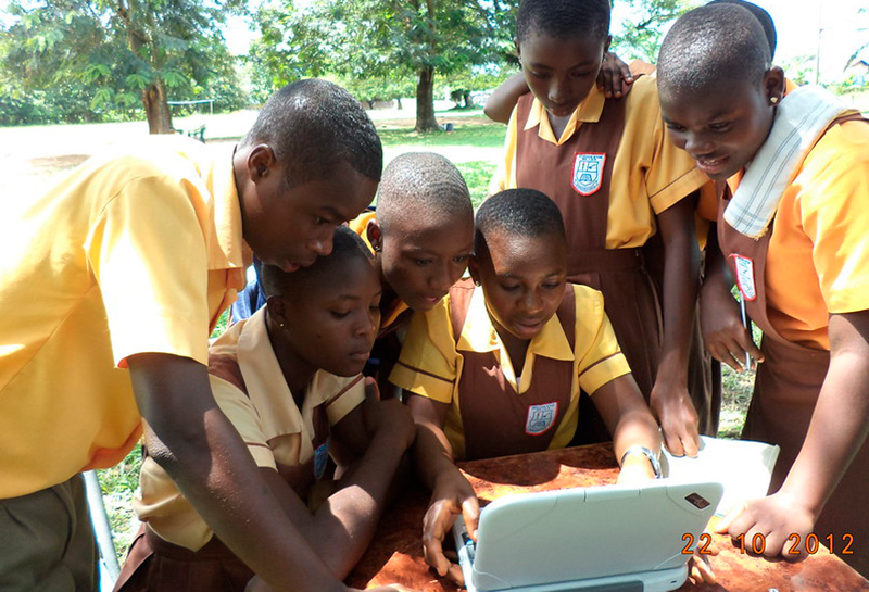 Children using a computer in Ghana - https://www.flickr.com/photos/beyondaccessinitiative/9201200927
